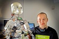 iCub poslúcha Martina na slovo: Tohto robota učí hovoriť Slovák!
