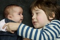 Matka si zmrazila embryá: Jednovaječné dvojčatá dnes delí päť rokov