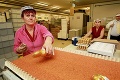 Továreň na čokoládu: Namiesto Mikulášov vyrábajú veľkonočné zajace!