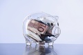 Euro sa prepadá, ekonomika spomaľuje: Čo urobiť s peniazmi?