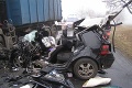 Auto sa zrazilo s kamiónom, šoféra († 28) z vraku vytiahli mŕtveho