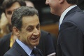 Británia sa izolovala, Sarkozy ani ruku nepodal Cameronovi