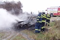 Šofér, ktorý horel v aute, je v kritickom stave v nemocnici!