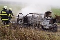 Šofér, ktorý horel v aute, je v kritickom stave v nemocnici!