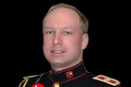 Šialenec Breivik: Čo prezdrádzajú symboly na jeho uniforme?