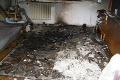 Trnava: Hasiči z bytu cez okno vyhadzovali zhorený nábytok