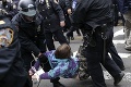 Demonštrácie v USA sa dramatizujú: V New Yorku zatkli 200 ľudí