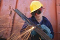 Trh práce: Mladým ľuďom „smrdí“ manuálna práca