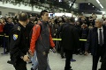 Keď vystúpil Ronaldo z lietadla, dav skandoval: Nech žije Messi!