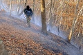 V lese pri Budimíre vypukol požiar, hasiči ho likvidujú už druhý deň