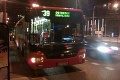 Zrážka autobusu s osobným autom v Bratislave, štyria zranení!