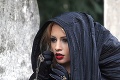 Čírová natáčala videoklip na cintoríne: Ako gotická čarodejnica