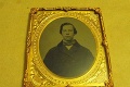 Nesmrteľný John Travolta? Objavil sa na fotke z roku 1860!