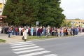 Dehonestujúce: Tisíc ľudí čakalo na múku zadarmo dlhé hodiny