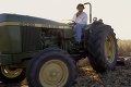 Traktor namiesto štetca: Umelec maľuje obrazy na poliach