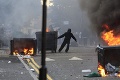 Výtržníci v Londýne šokujú: Okoloidúcim kradnú oblečenie!