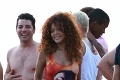 Sporo odetá Rihanna vystrája na pláži vo dne i v noci