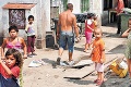 Rómov pomoc rozzúrila: Kontajnery chceli rozbiť sekerou