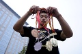 Čínsky gymnasta skončil po zranení na ulici: Cvičí a žobre, aby prežil