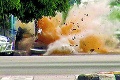 Thajský pyrotechnik zneškodňoval bombu, vybuchla hneď vedľa neho!