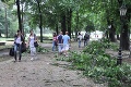 Prudká búrka v Košiciach: Zatápalo cesty a lámalo stromy