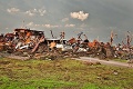 Ohromné zábery: Tornádo ničilo autá, budovy aj ľudské životy