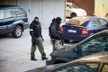 Policajní kukláči zatkli trojicu esbéeskárov podozrivých z vydierania