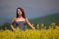 Na Slovensku rozkvitla repka: Lucia miluje kúpanie v žltom mori