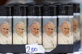 Tri dni pred blahorečením Jána Pavla II.: Vatikán zaplavili suveníry a gýče