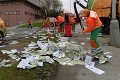 Pražské ulice zasypali bankovky: Stokorunáčky sa váľali na zemi!