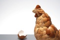 Nezvyčajný umelecký zlepenec: Čo bolo skôr? Vajce alebo sliepka?