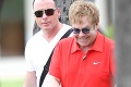 Hrdý tatko Elton John so synom na prechádzke: Toto je môj drobček!