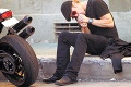 Brad Pitt s cigaretkou za kontajnerom: Takto relaxuje megahviezda