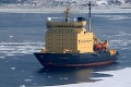 Ľadoborce v Rusku vyslobodzovali uviaznuté lode z dvojmetrového ľadu