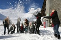 Nezvyčajná bitka: Mladíci zaútočili na policajtov snehovými guľami!