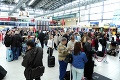 Chaos na britských letiskách: Premiér ponúkol pomoc armády!