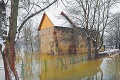 Rieky na východe Slovenska výčíňajú: Voda zaliala kaplnku i kostol