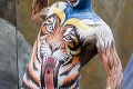 Rakúsko zaplavili pestrofarebné príšery: Maľovanie na telo ako umenie