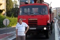 Napätie v Komárne: Aktivista sa postavil kamiónu vlastným telom