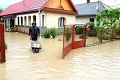 Povodňová situácia sa dramatizuje: V obci Svätý Peter sa zrútil dom