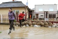 Povodňová situácia sa dramatizuje: V obci Svätý Peter sa zrútil dom