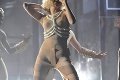 VIDEO - Neposlušné šaty Lady Gaga: Ukázala bradavku!