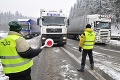 Kamionisti stupňujú tlak, v Poprade zablokovali vstup do mesta