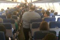 Cestujúci XXXL: V lietadle zabral sedadlo aj uličku!