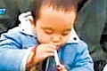 Najmladší fajčiar: Dvojročný Číňan stiahne škatuľku denne