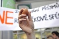 VIDEO: Paroubka a vedenie ČSSD zasypali desiatky vajíčok!