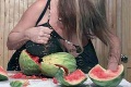 Američanka rozbíja melóny obrími prsiami