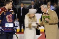 VIDEO - Kráľovná Alžbeta II.: Kyticu vymenila za puk!