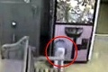 VIDEO: Ďalšie dieťa vliezlo do automatu na hračky!