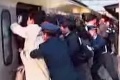 VIDEO: Baví vás tlačiť ľudí do vlaku? Staňte sa japonským ošijom!